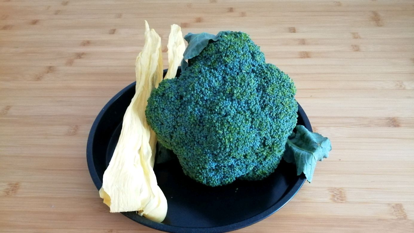 1颗西兰花2片腐竹,教你一个新做法,鲜香美味,上桌连汤汁都不剩