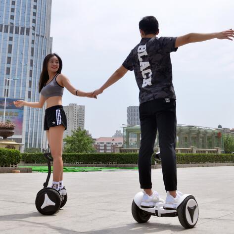 平衡车正流行,年轻人最时尚的代步工具,轻易驾驶,让你玩个痛快