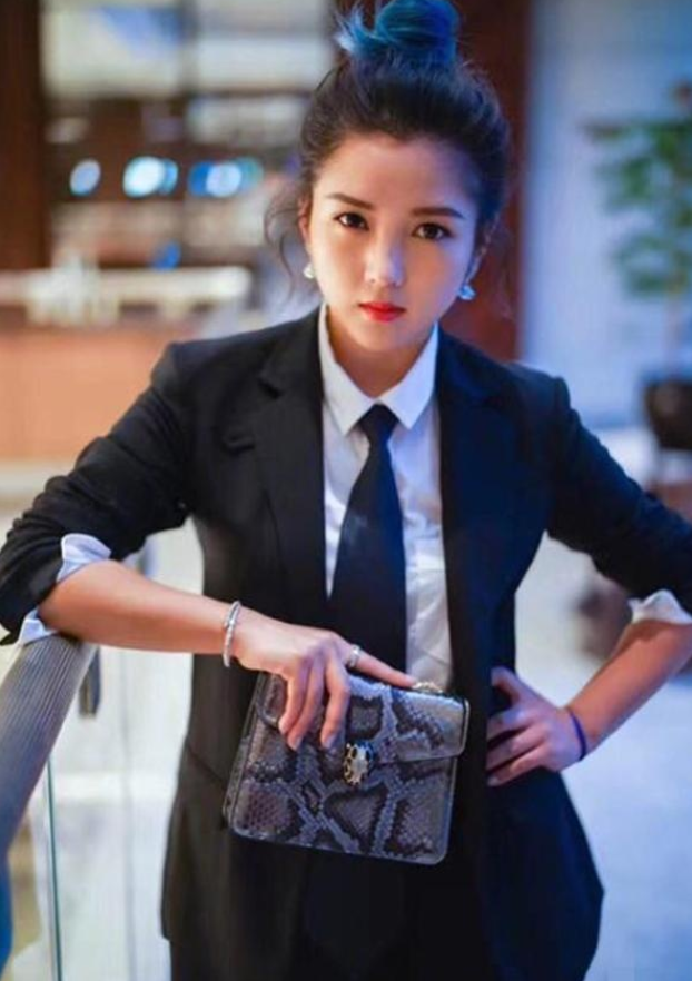 何洁不再逃避,勇敢回应与刁磊婚变,10字让人哑口无言