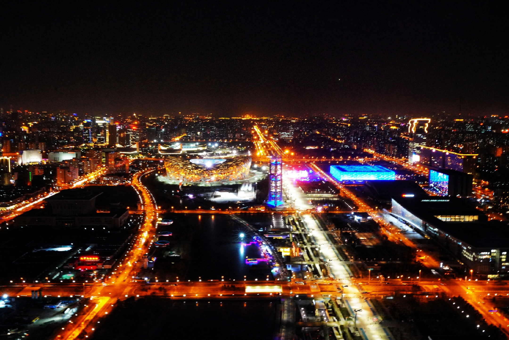两百多米的高空拍摄的北京夜景,夜色中的鸟巢,水立方和玲珑塔,很美很