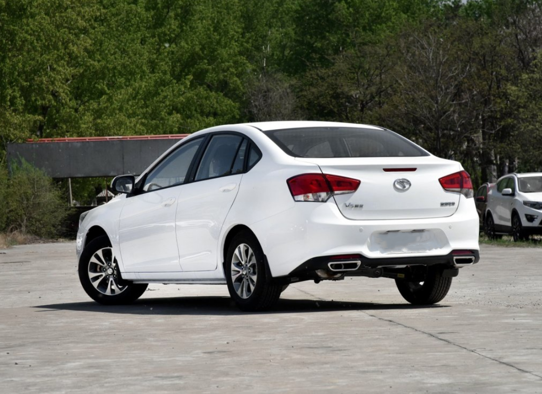 东南v5plus,车身设计圆润,上挑的腰线紧随潮流,为车身增添动感