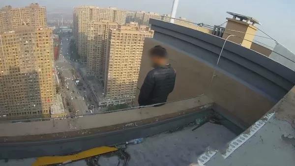 20岁男子站34楼楼顶 欲往下跳:叫我爸爸过来 把手机还给我!