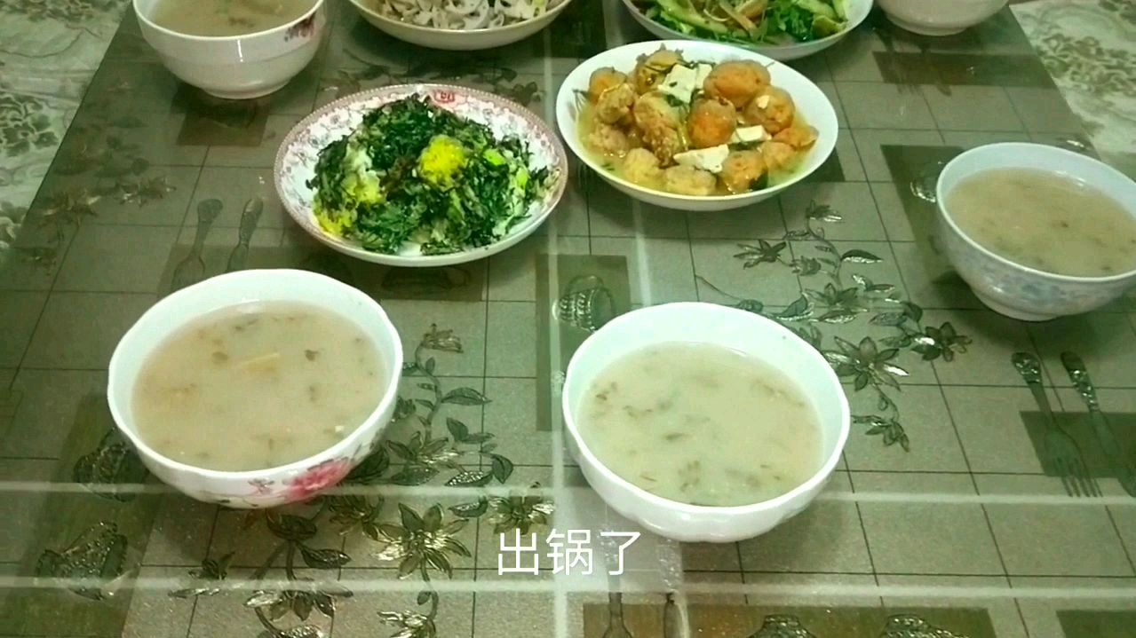 带着孩子挖荠菜,晚上做了一锅地瓜干荠菜粥,真香,小时候的味道