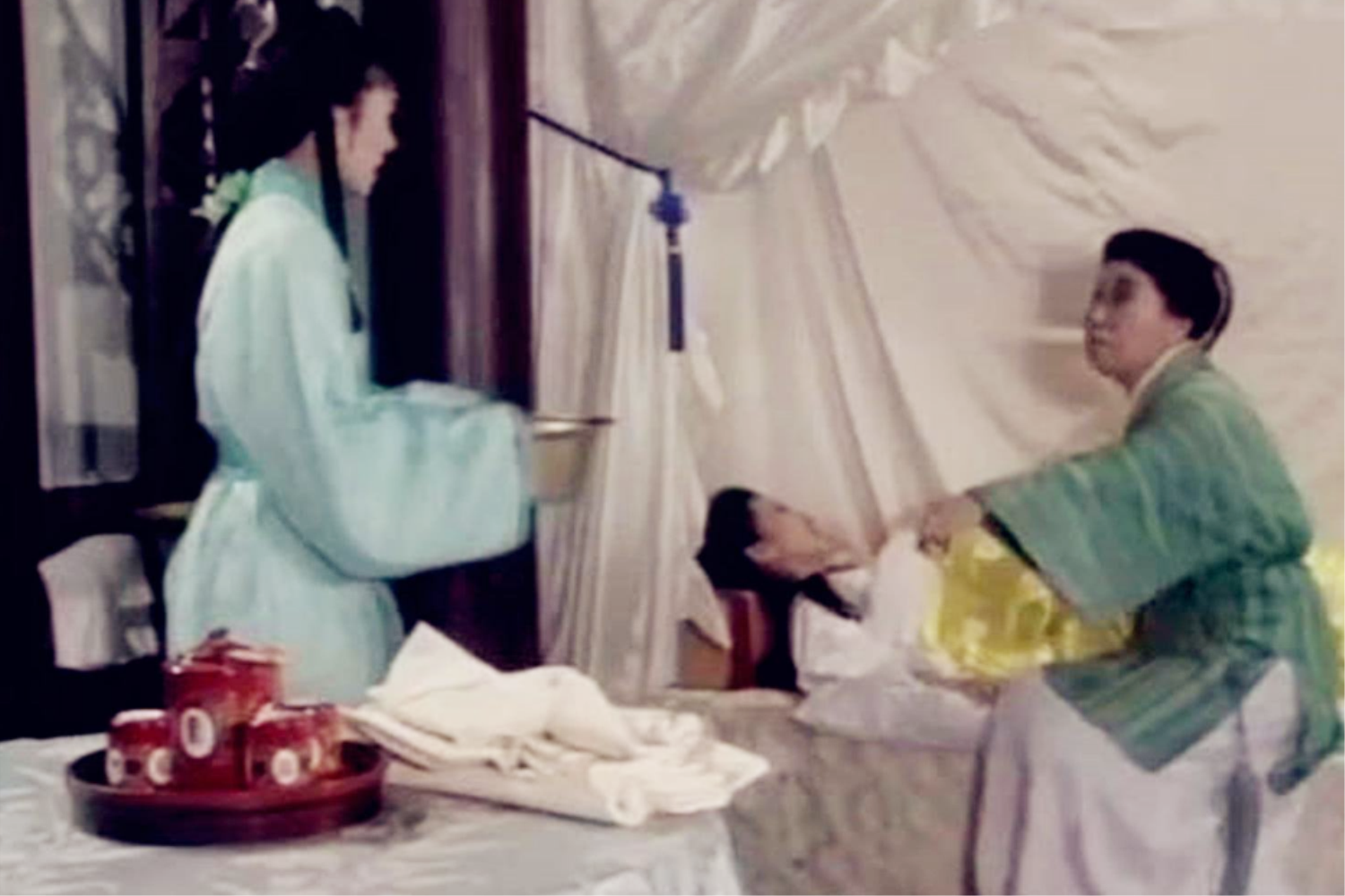 古代人生孩子,产婆为何让人准备那么多的热水,原来大有用处