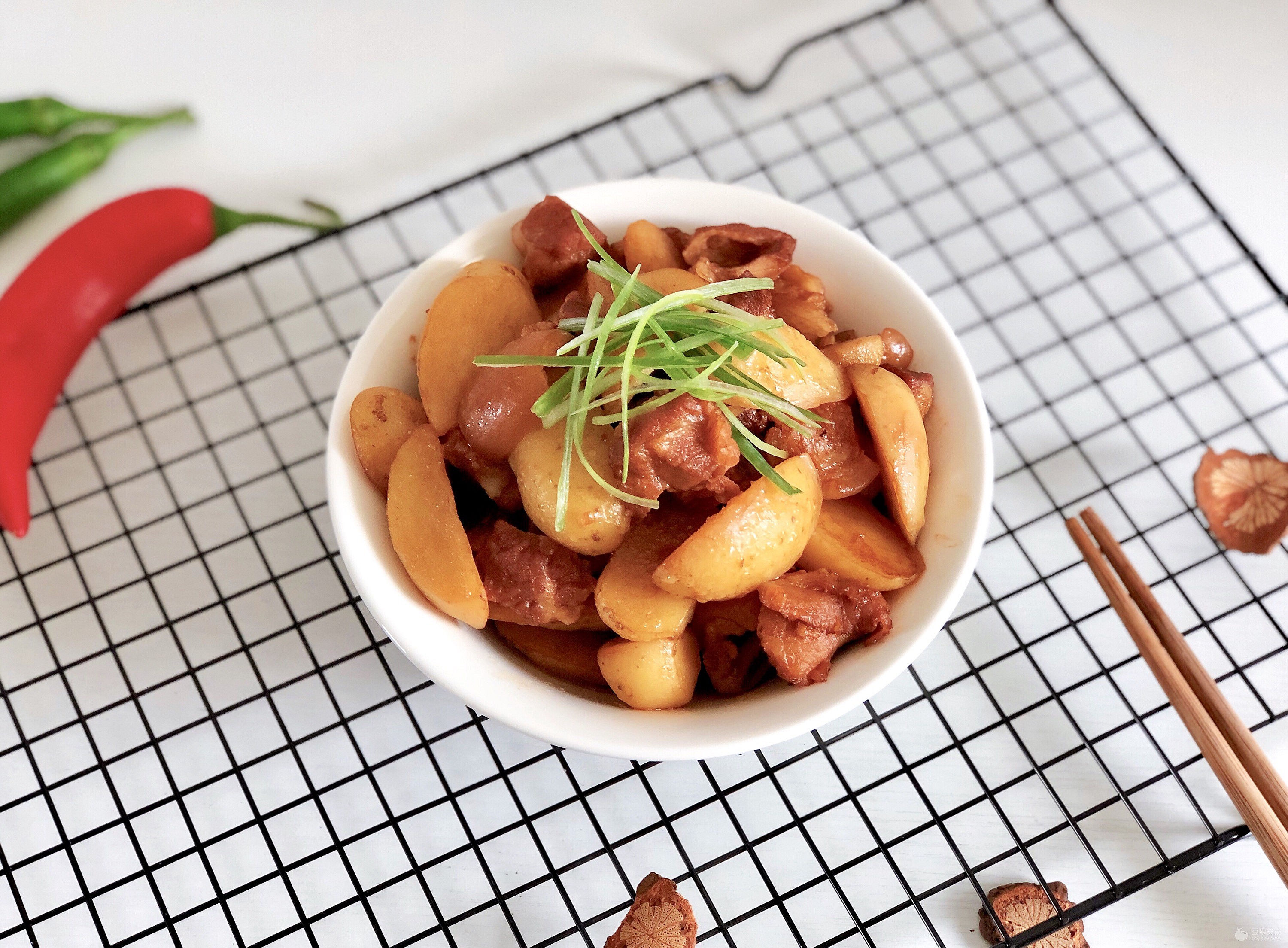 新土豆烧肉的做法