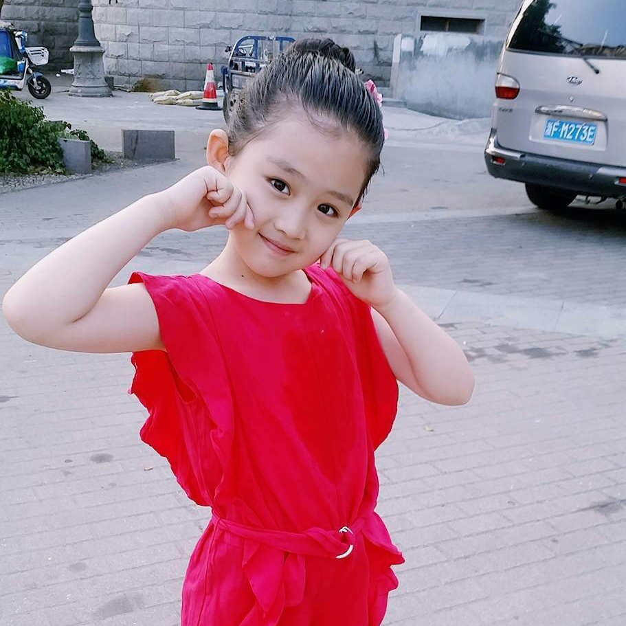 9岁童星频繁接戏,多次拍戏累到睡着?网友:妈妈的行为不能理解