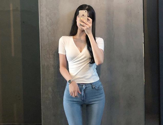 牛仔裤美女:牛仔裤随便一穿就时髦,笑容如阳光般照人