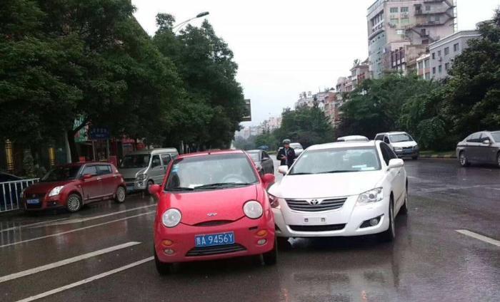 撞车后第一个电话该打给保险公司还是交警?车险员:打错别怪我