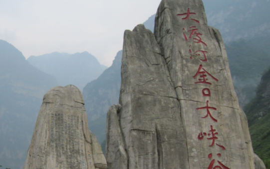 关村坝火车站位于大峡谷中金口河区胜利村附近,桥隧相连,可谓成昆铁路