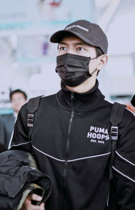 李现常戴帽子有"苦衷",近照终于拿开帽子,走红后发际线也变高