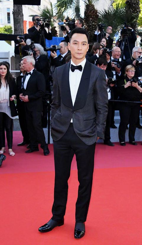 45岁吴彦祖穿衬衫不系扣,6块腹肌让人垂涎,他怎么能帅这么久?