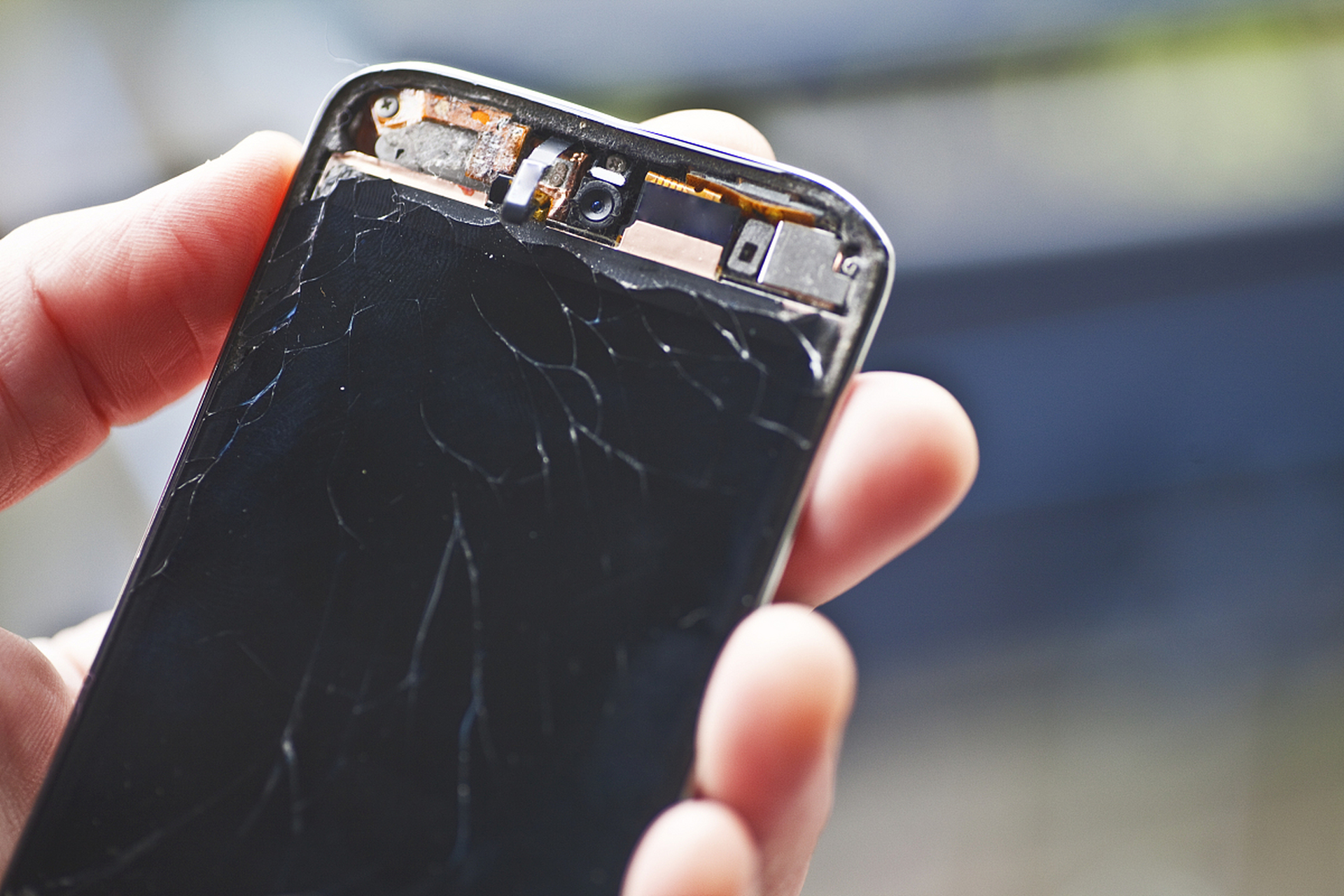 手机屏幕漏液是常见故障,可能是由于外力挤压或碰撞引起.