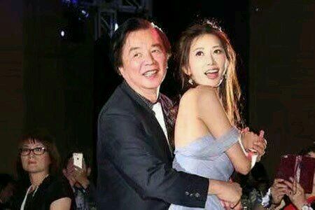 林志玲一袭蓝裙与父共舞,老爸的眼神真是大写的尴尬