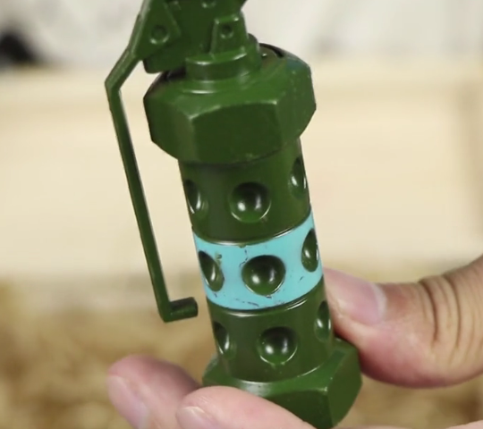 竟真有人试玩绝地求生手榴弹烟雾弹!网友:试玩跳伞我就服你!