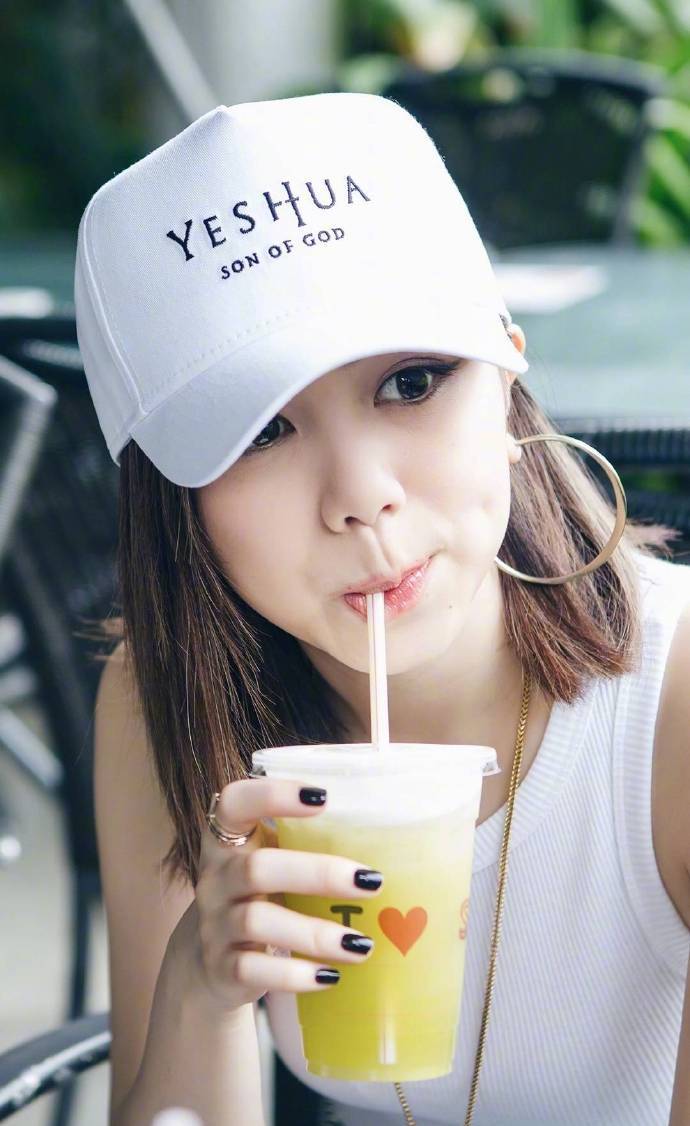 邓紫棋发文称与经纪公司长期存在分歧,本月底合作期满!