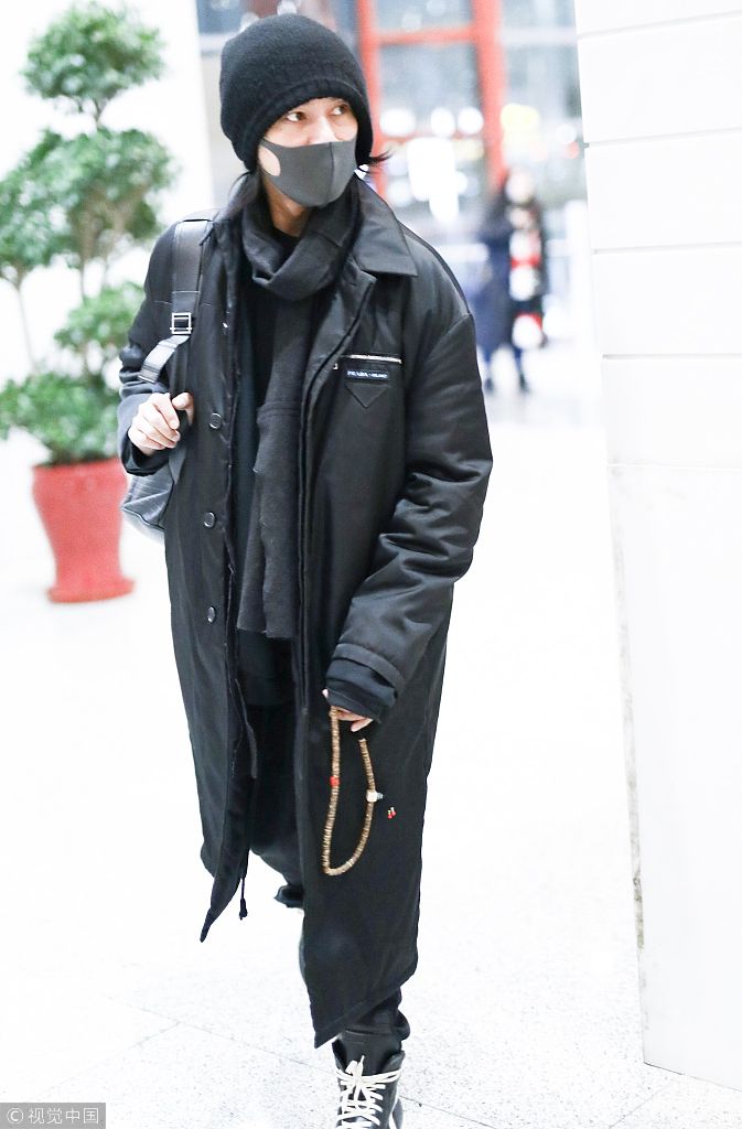 陈坤手拿佛珠变"佛系大佬".  图片来源:图片k/视觉中国