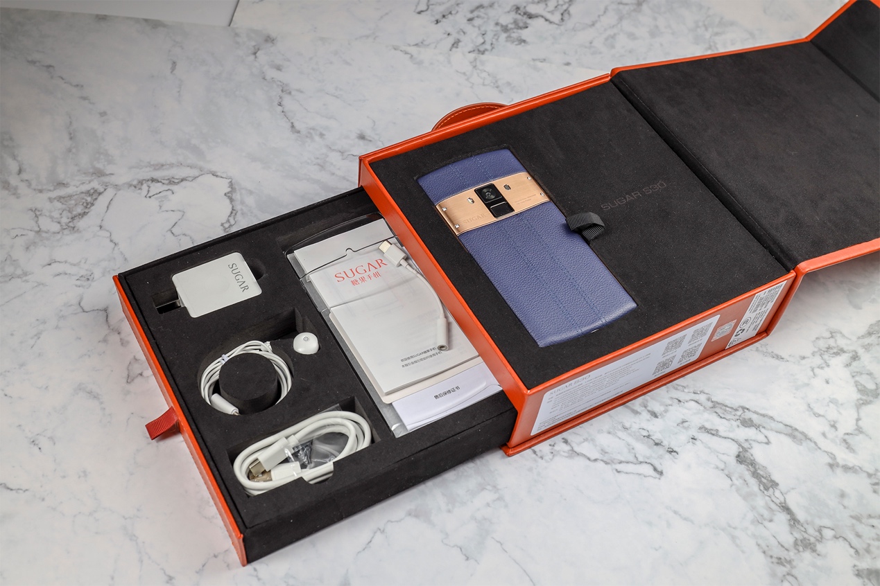 在声音回放方面,糖果翻译手机s30配备双超线性扬声器,搭载dual smart