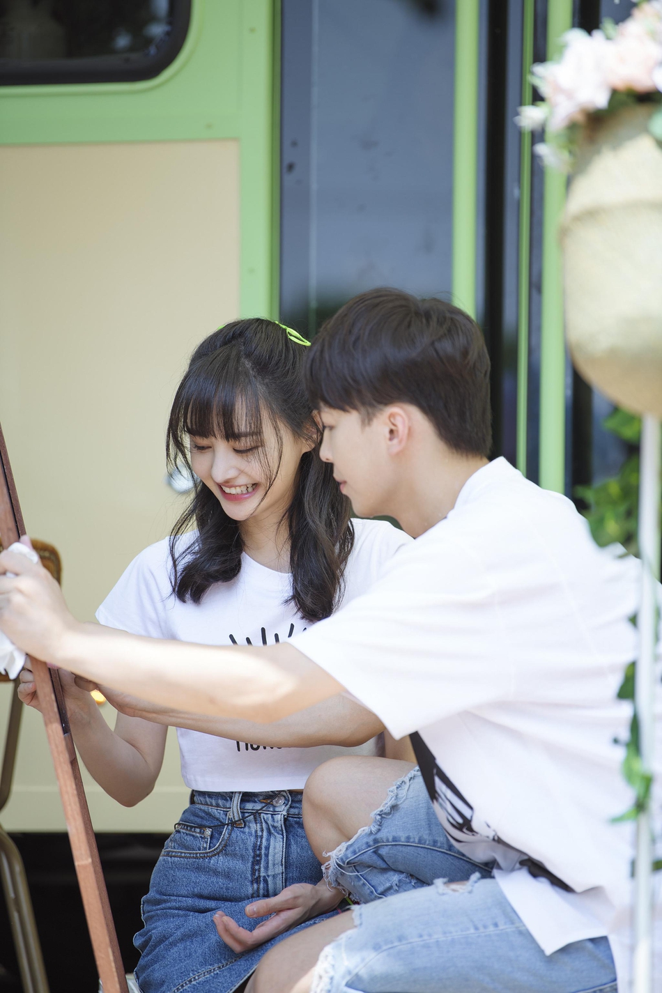郑爽头绑彩带蝴蝶结甜美可爱 与张恒互喂甜品爱意十足
