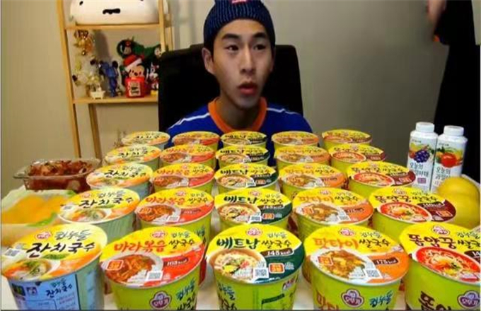 奔驰哥挑战25桶泡面,一口一碗,吃面动作出卖了他,真爱粉秒懂!