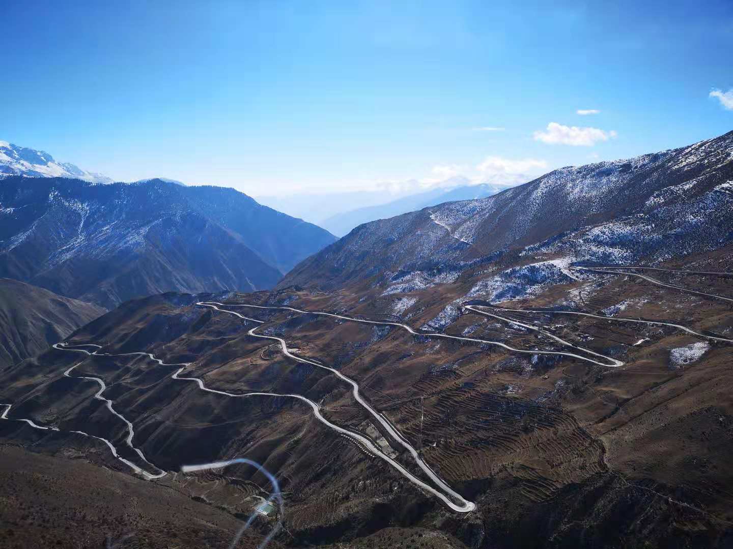 从巍峨的白雪山顶 褶皱成七十二拐撒向深谷 飘飘洒洒落在怒江318的