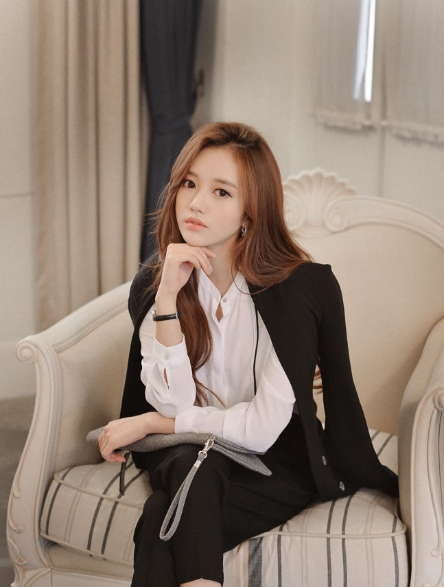 孙允珠白色衬衫配纯黑色职业西装