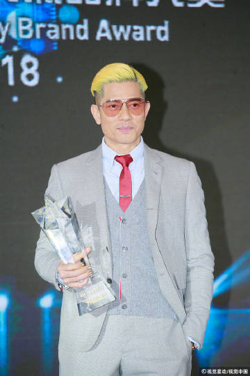 金发&金色指甲造型的天王郭富城,很酷 |网友神评论