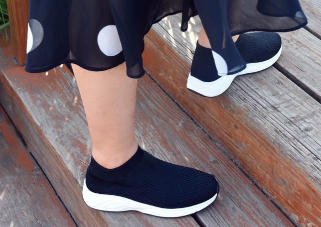 恨天高不时髦了,初秋试着穿这种平底鞋,舒适好看还有女人味