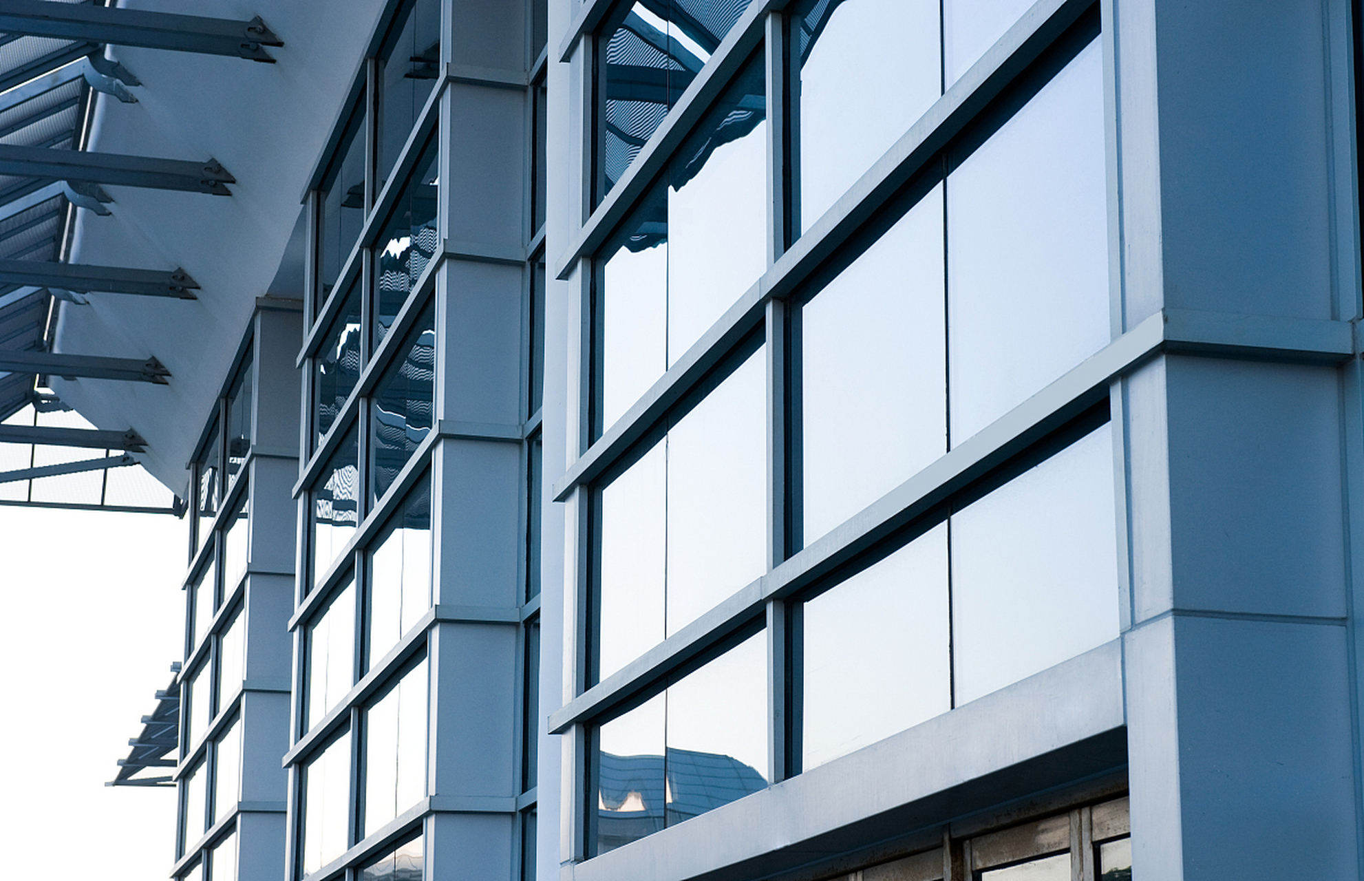 以下是几种常见的玻璃幕墙类型及其优缺点:  单层玻璃幕墙:由单层玻璃