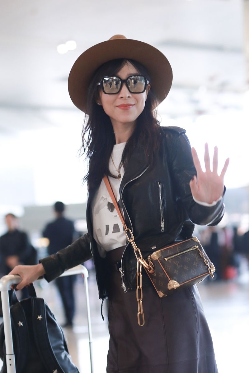 张静初街拍:机车夹克fendi长裙马丁靴lv相机包文艺洒脱