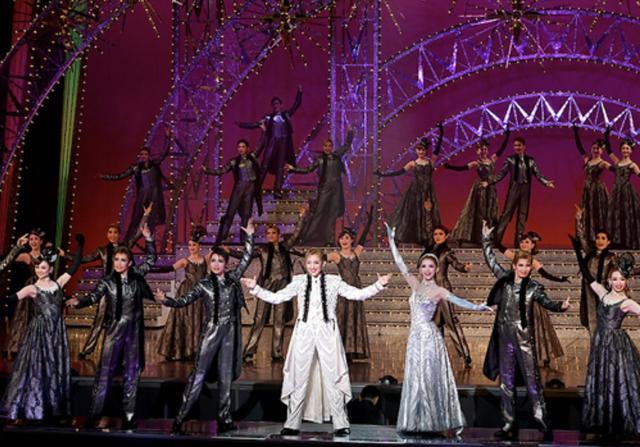 宝冢歌剧团:400位未婚少女的修罗场,一掷十年的高燃热血之战