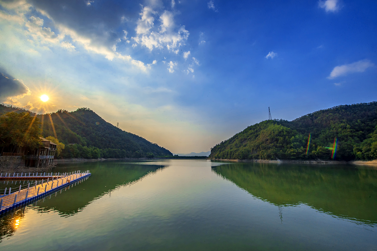 神丽峡:自然峡谷景观,丽水湖碧波荡漾