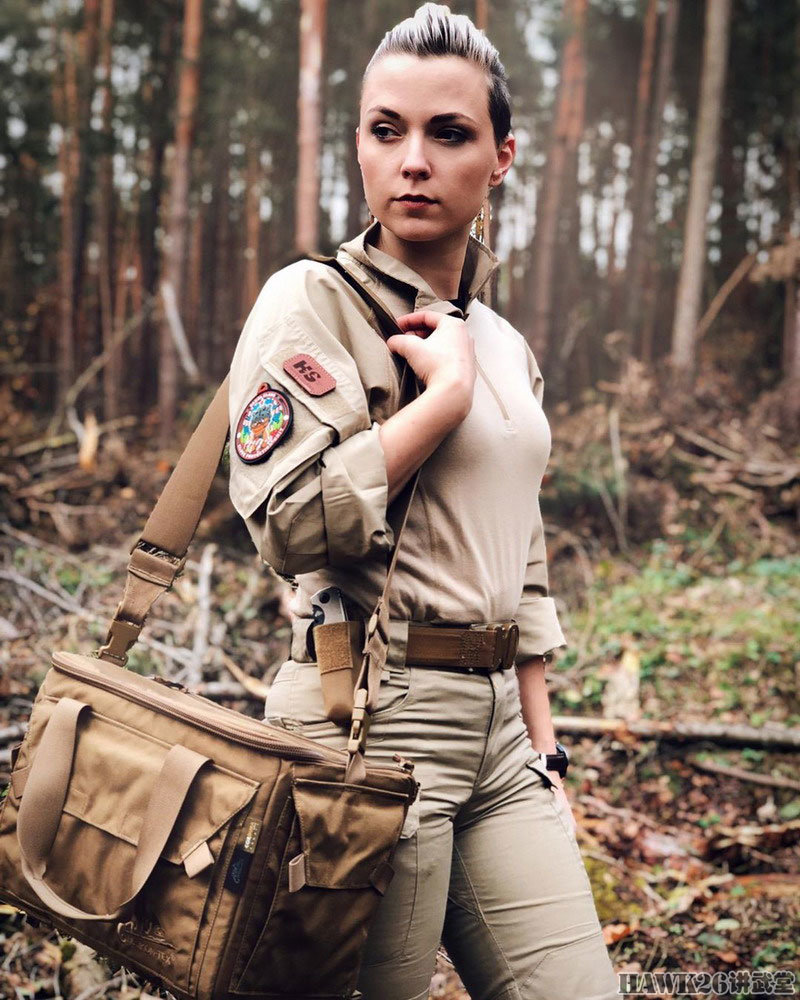 德国预备役士兵汉娜·塞莱娜:帅气外表多重身份 爱好射击的女猎手