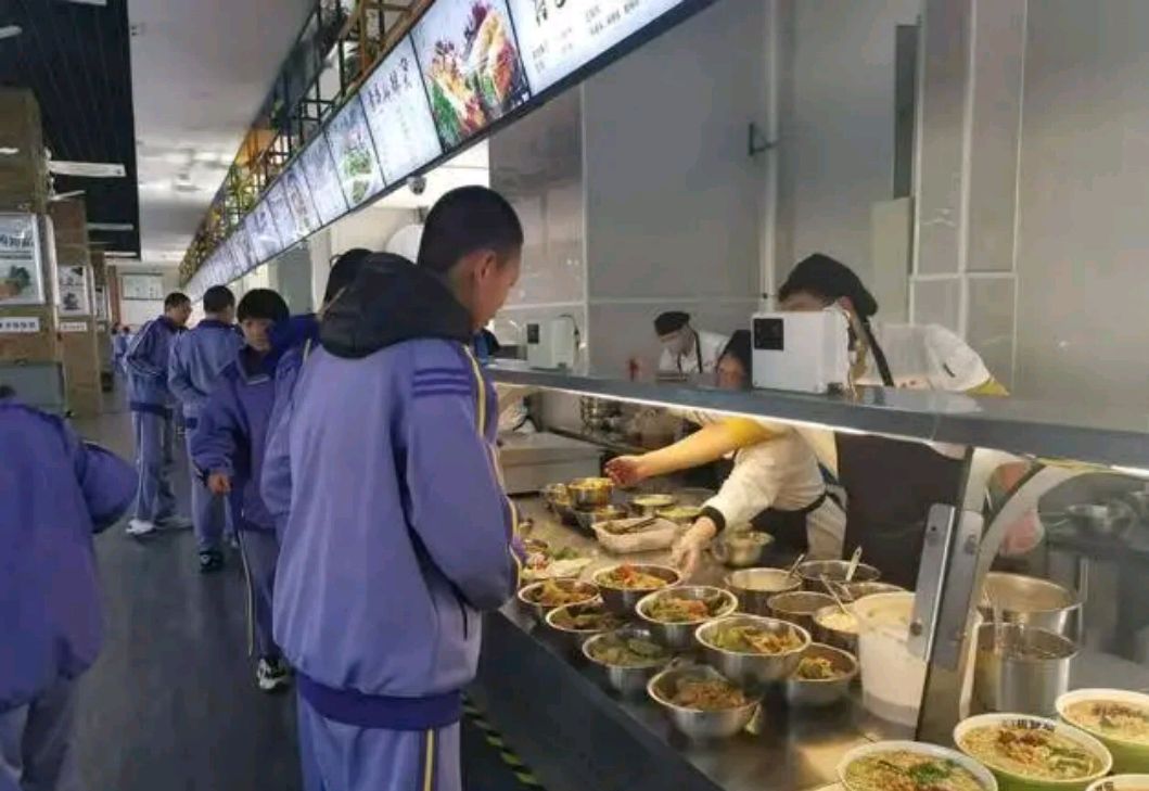 石家庄市42中学食堂推出1元菜和2元菜,让贫困学生吃饱吃好
