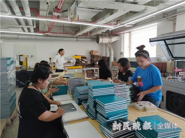 夏练三伏|页页皆辛苦…上海书展前的印刷厂原来是这样运转的!