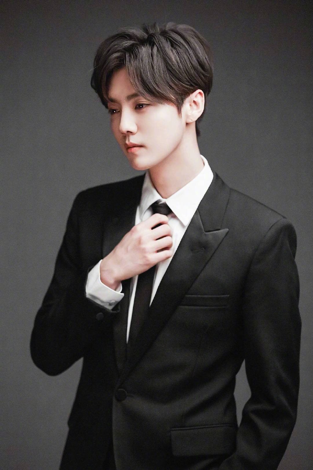 鹿晗领带造型合集 是成熟与少年感并存的鹿晗