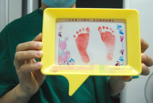 医院为什么要采集新生儿脚印,而不是手印,看宝宝的手就清楚了