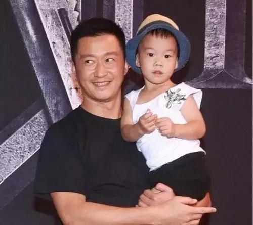 吴京晒父子三人合影,小儿子正面照曝光,吴京一手抱一个父爱满满