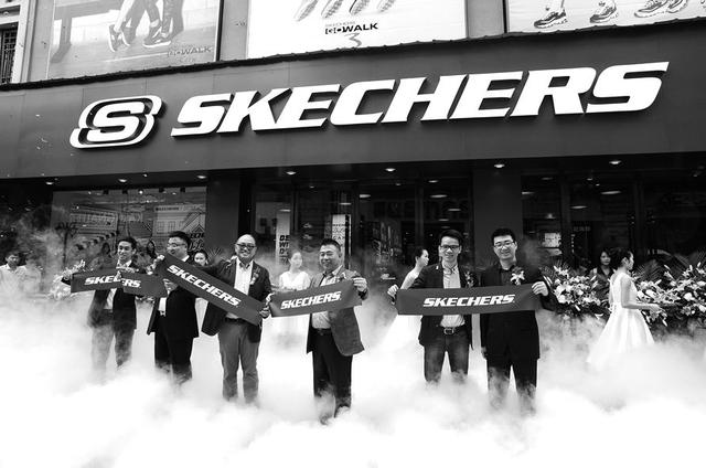 请过金秀贤上了星光大道还搭上了斯凯奇 奥康想一步想干嘛?