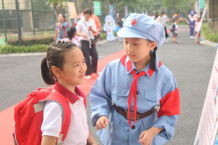 开学啦!杭州市丁兰第二小学学生扮演小红军