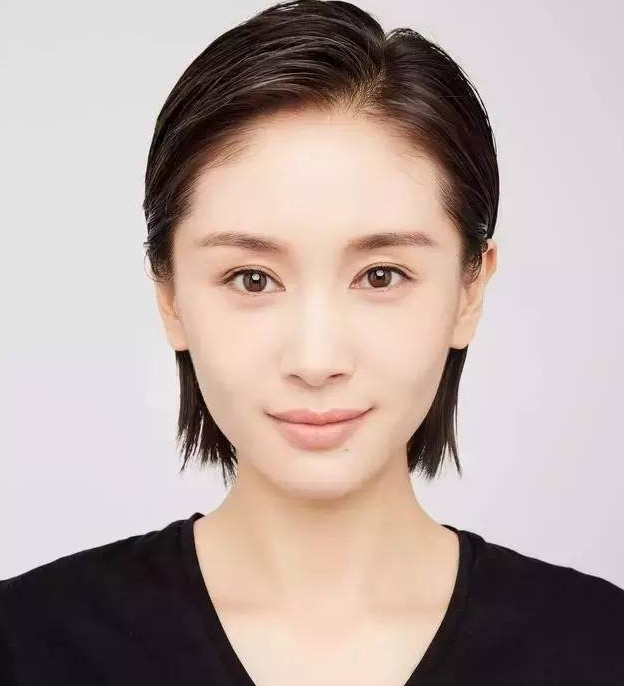 谢娜的证件照,谢娜的皮肤看起来还是不错的,证件照看起来比较的秀气.