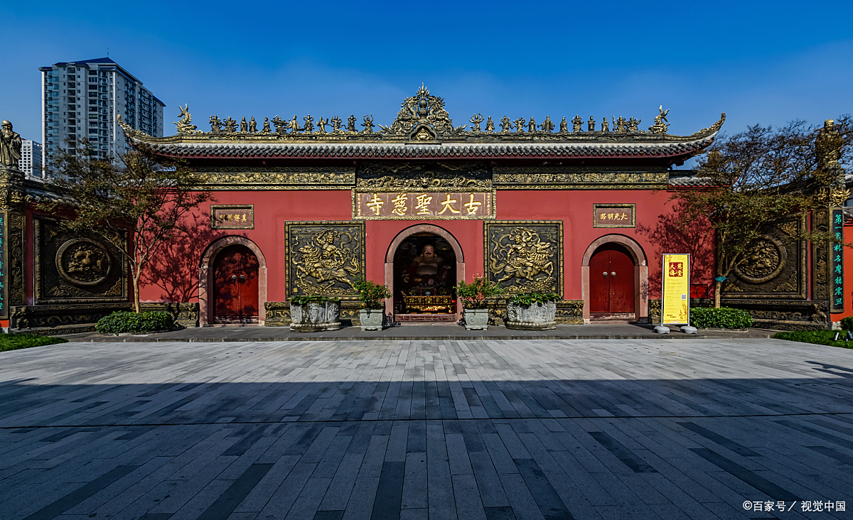成都打造地标太古里比邻千年古刹大慈寺如今更是美女逛街之地