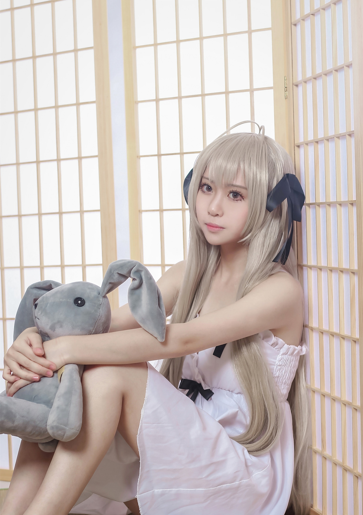 cosplay:刚睡醒的春日野穹,穿白色睡裙揉眼睛,打哈欠的样子真美