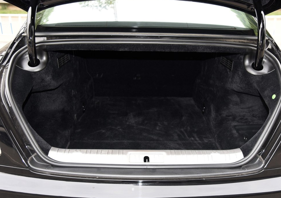 后备箱的空间也很大,放过滑板也放过折叠自行车,都非常轻松,储物空间