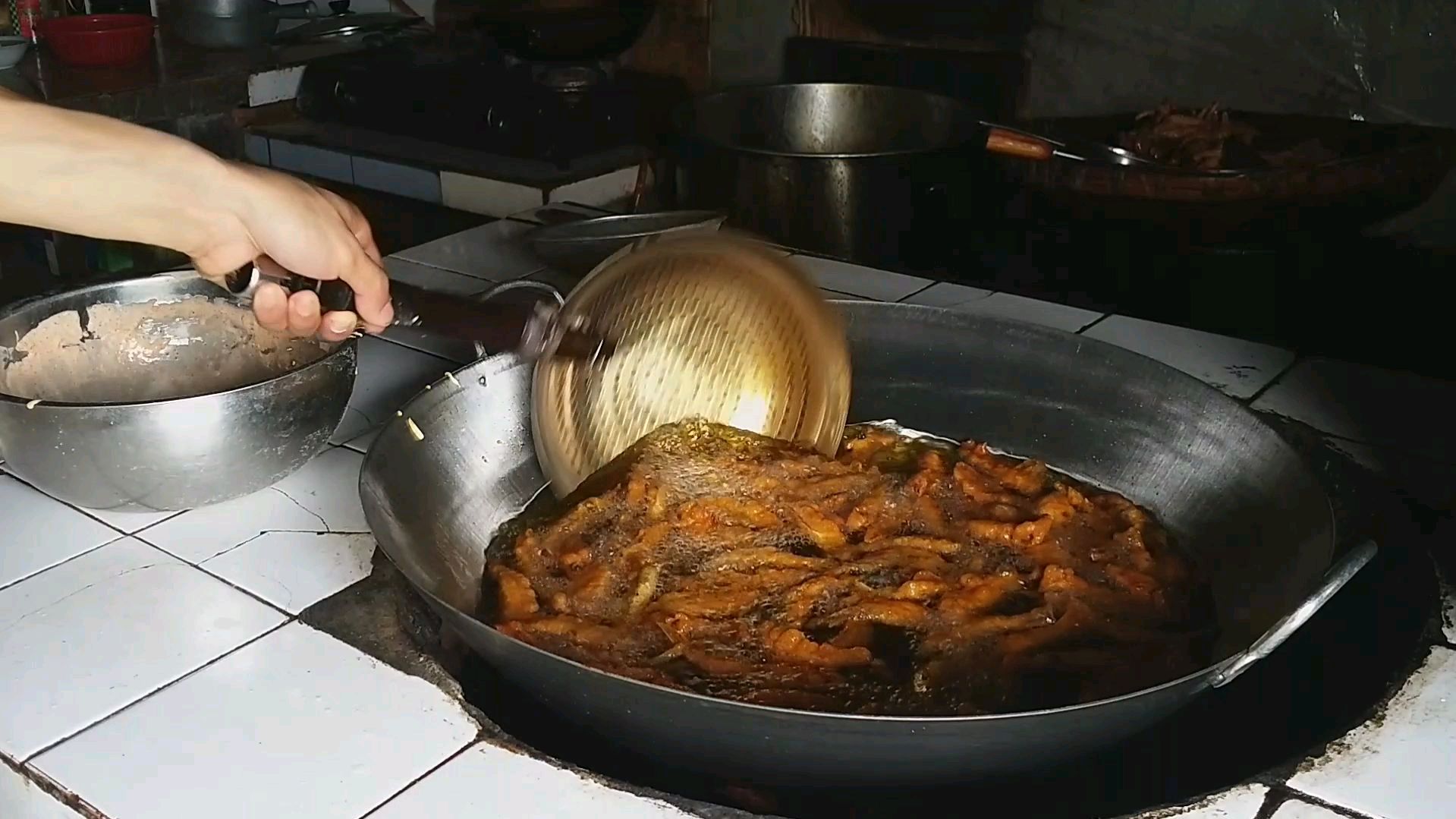 吹大风在外面卖卤菜该注意些什么?来看看小伙是怎么做的