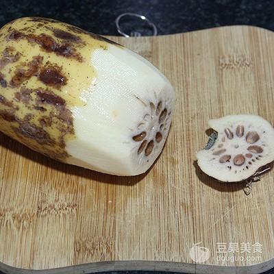 1,食材准备,称取,莲藕两端藕节切掉,清洗,刨皮.