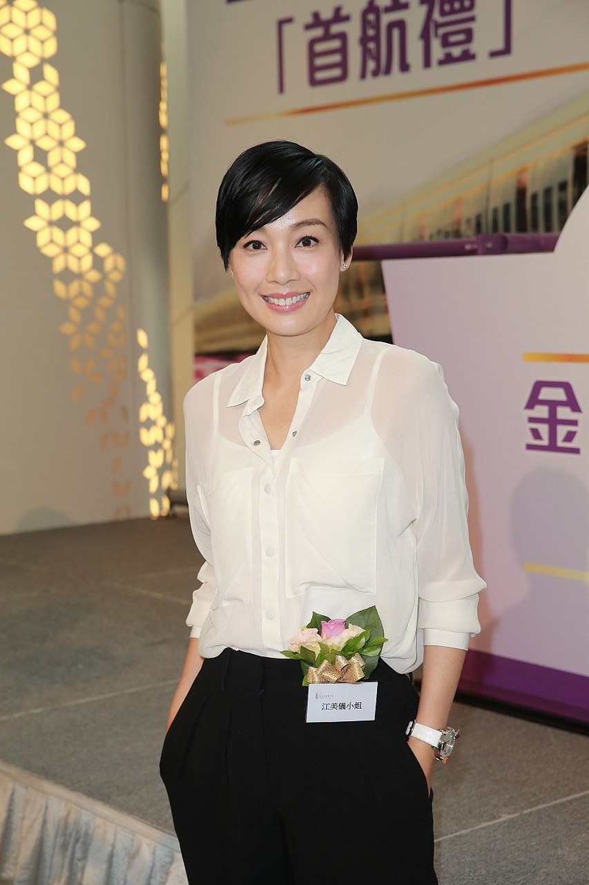 江美仪,这位51岁的女演员,近年来以短发硬朗的形象示人.