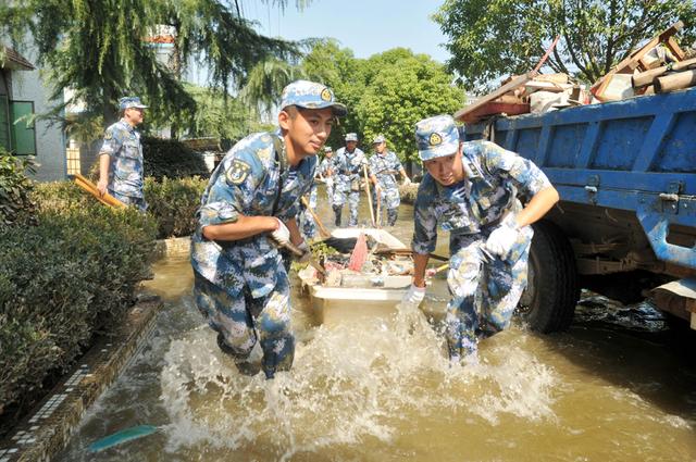 中美军人救洪差异,中国人民向解放军致敬,美国人民却看不懂美军