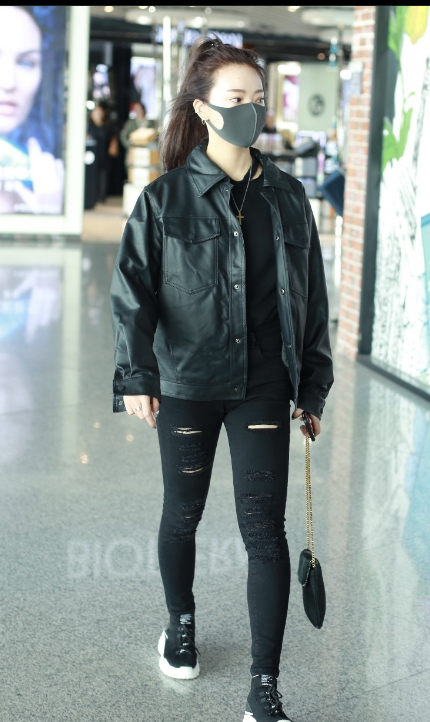 张紫宁扎着马尾辫戴着黑色口罩遮面现身机场 全黑造型酷劲十足