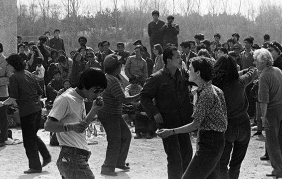 【80年代老照片:喇叭裤,蛤蟆镜是那个时代的象征,图5穿着很前卫】图为