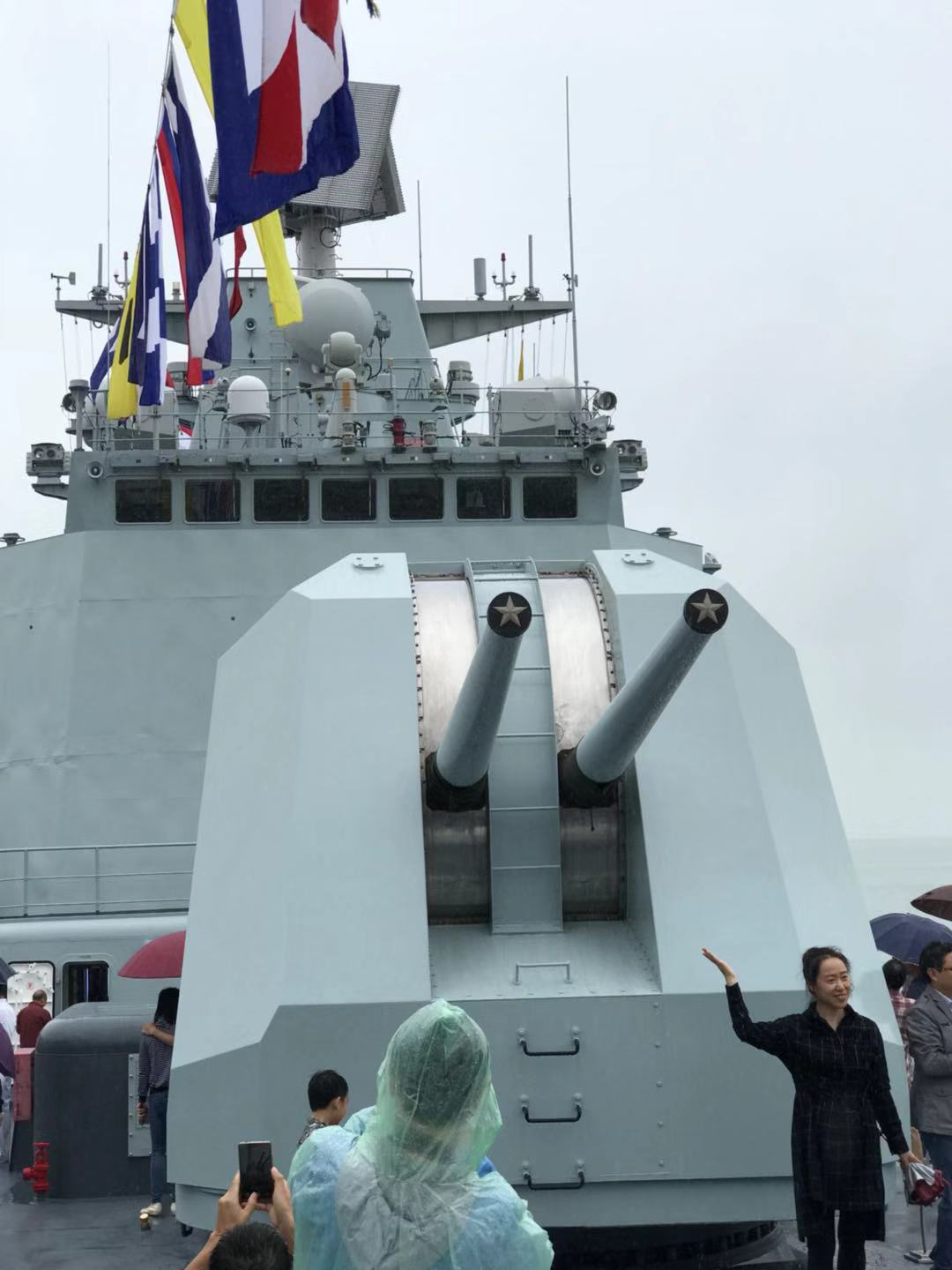 79a式双100毫米舰炮,全自动全封闭,采用镭达光电瞄准,射程23公里.